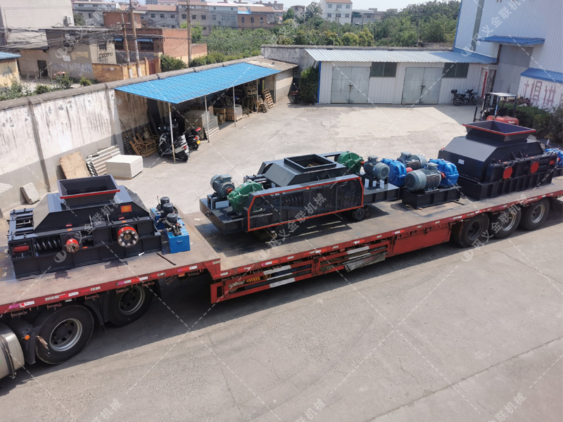 1200*1200雙齒輥破碎機(jī)，兩臺(tái)900*900軌道移動(dòng)雙齒輥破碎機(jī)發(fā)往云南