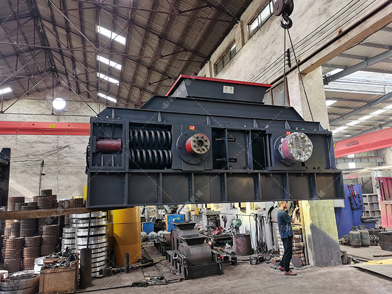 1500x1000大型對輥式制砂機發往湖北