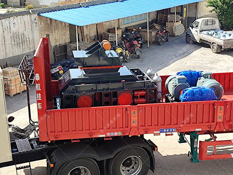 2PG1007中型液壓對輥破碎機(jī)設(shè)備發(fā)貨圖片